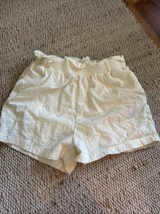 Voy Pants - High-Waist Cream Textured Ruffle-Waist Shorts